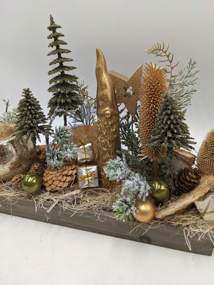 Weihnachtsgesteck Teelicht Bäume Weihnachtsmann gold