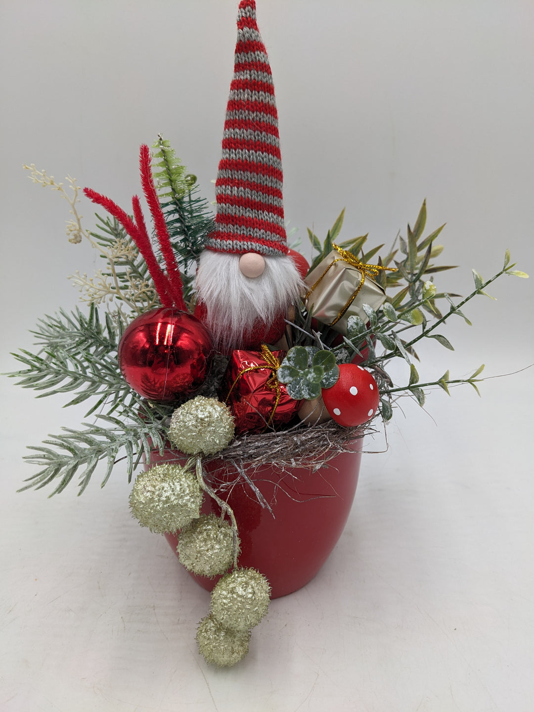 Weihnachtsgesteck Geschenke Pilze Wichtel rot