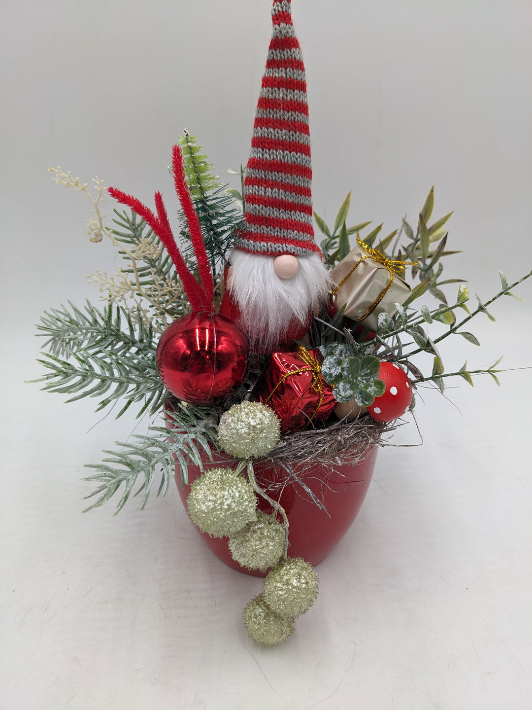 Weihnachtsgesteck Geschenke Pilze Wichtel rot