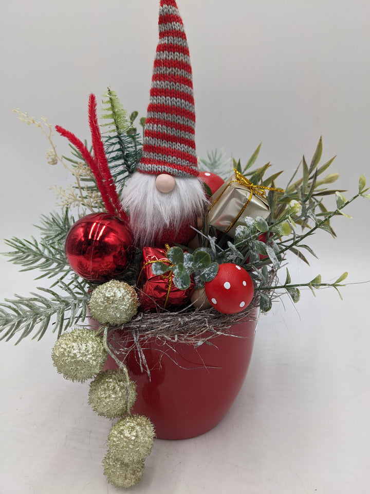 Weihnachtsgesteck Geschenke Pilze Wichtel rot