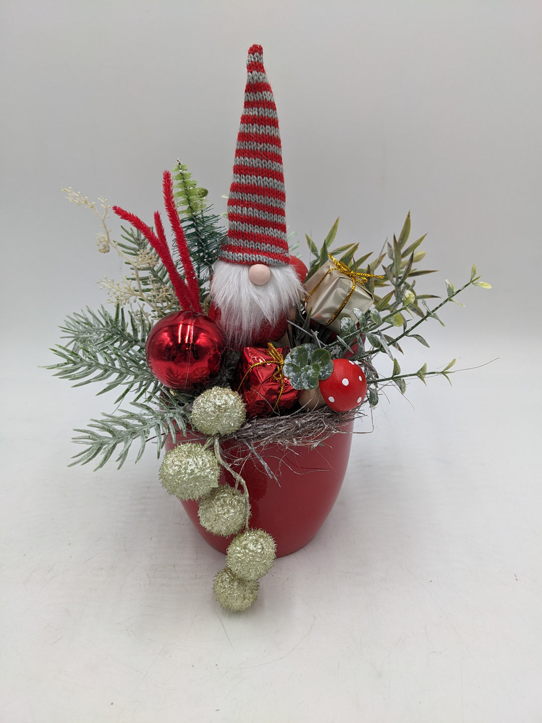 Weihnachtsgesteck Geschenke Pilze Wichtel rot
