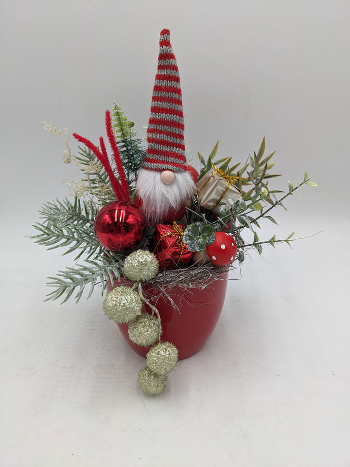 Weihnachtsgesteck Geschenke Pilze Wichtel rot