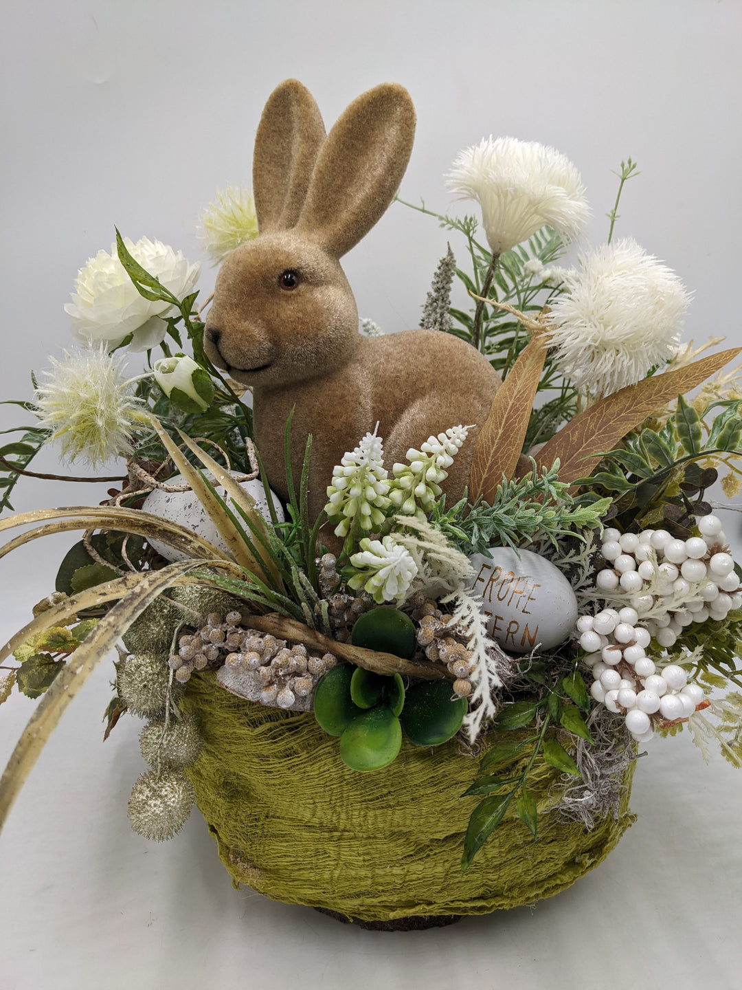 Ostergesteck Hase Muscari Ranunkel grün weiss
