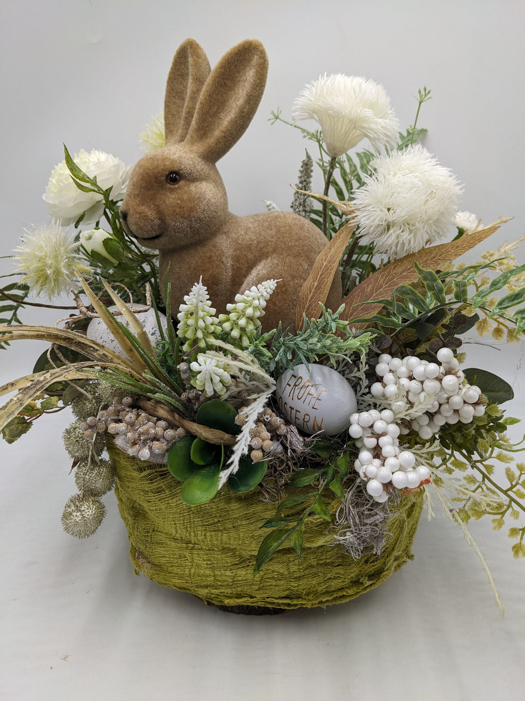 Ostergesteck Hase Muscari Ranunkel grün weiss