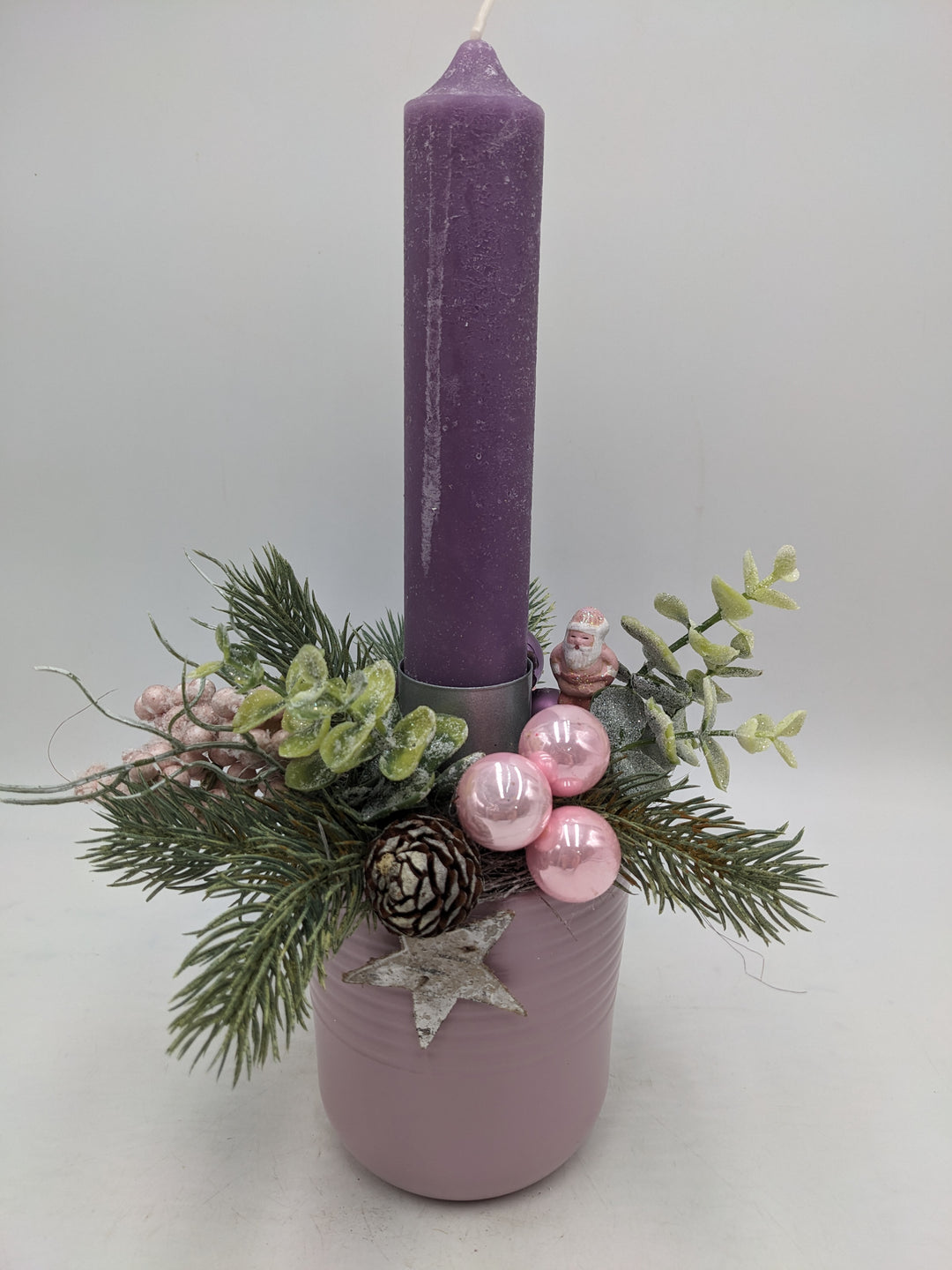 Wintergesteck Kerze Zapfen Beeren lila rosa