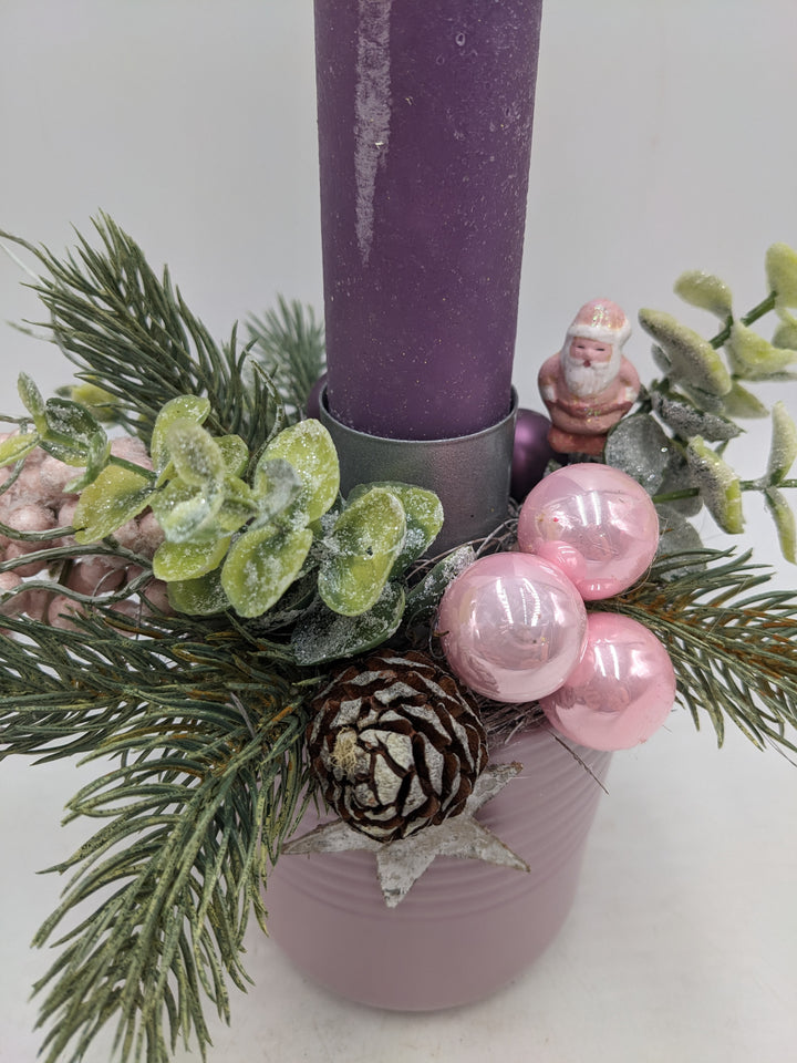 Wintergesteck Kerze Zapfen Beeren lila rosa