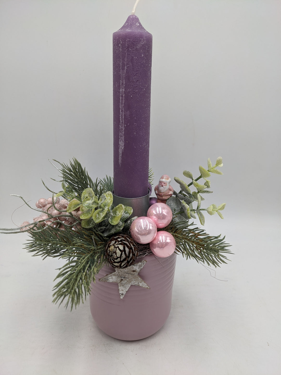 Wintergesteck Kerze Zapfen Beeren lila rosa