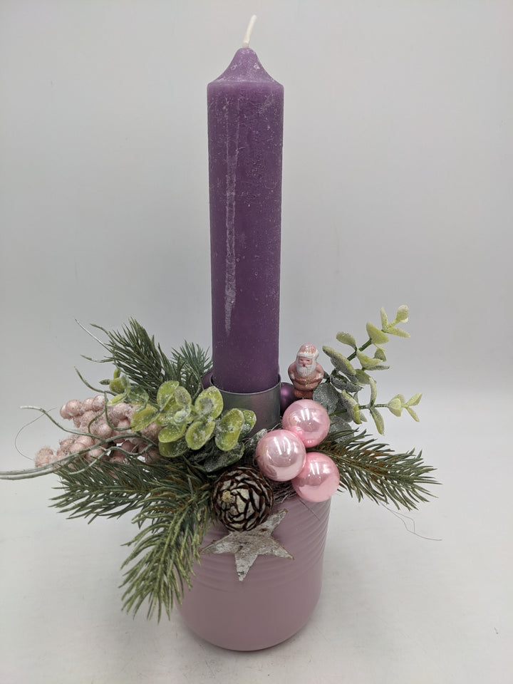 Wintergesteck Kerze Zapfen Beeren lila rosa
