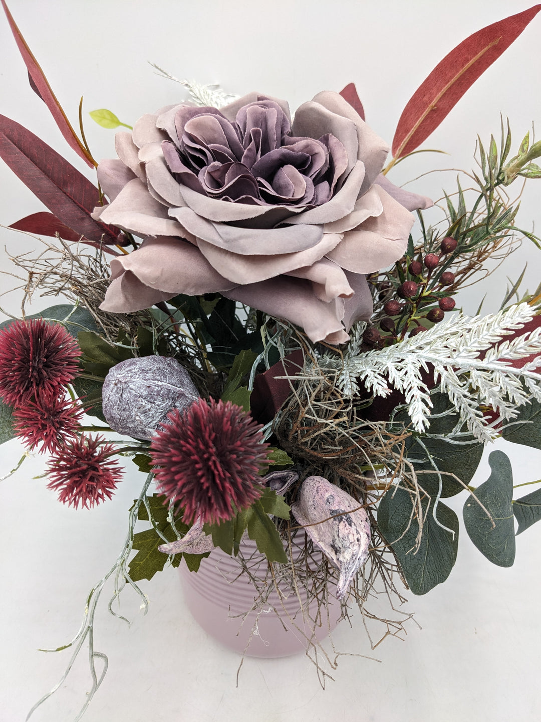 Sommergesteck Rose Distel rosenholz dunkelrot