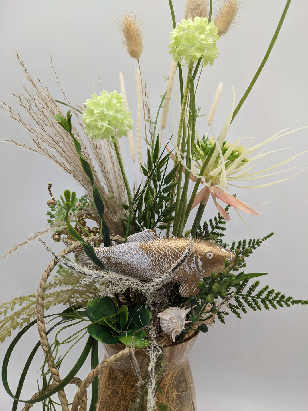 Sommergesteck Fisch Gräser maritim gold