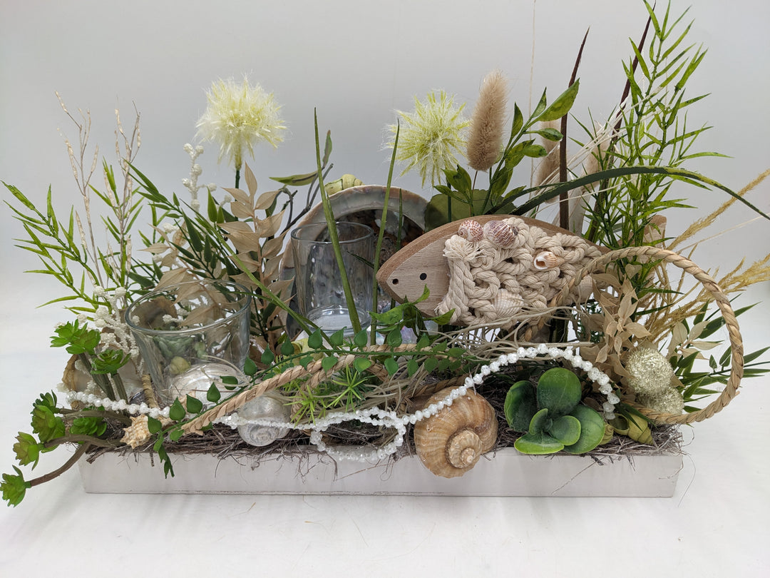 Sommergesteck Fisch Teelichter Gräser maritim