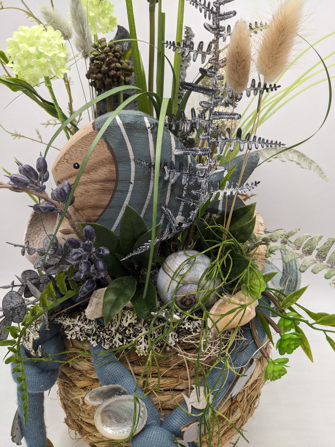 Sommergesteck Gräser Schnecke maritim blau