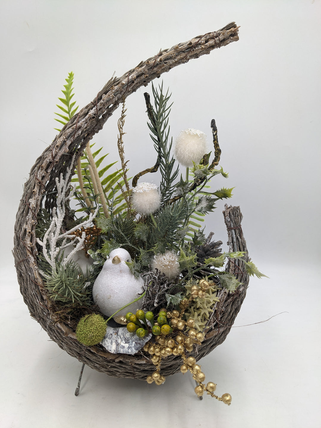 Wintergesteck Vogel Zapfen Gräser gold