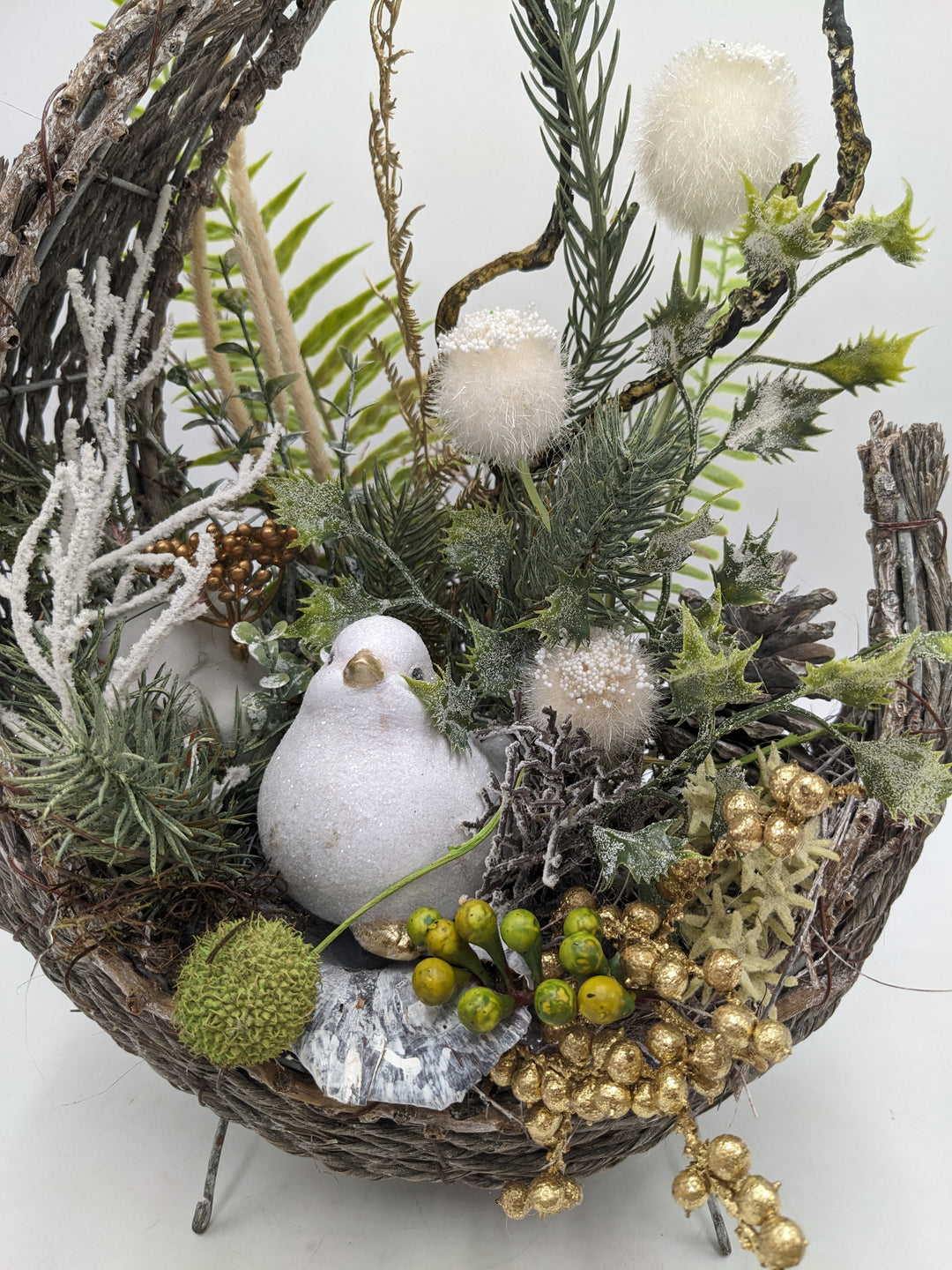 Wintergesteck Vogel Zapfen Gräser gold