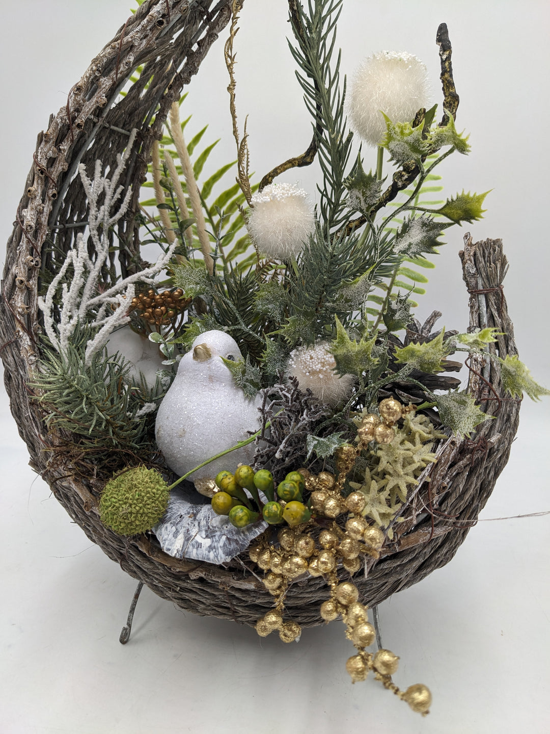 Wintergesteck Vogel Zapfen Gräser gold