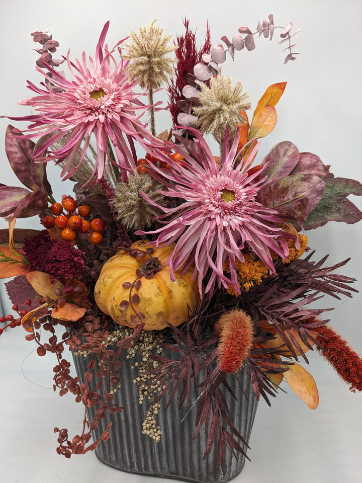 Herbstgesteck Kürbis Beeren orange rosa