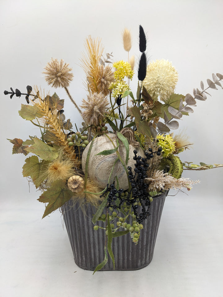 Herbstgesteck Kürbis Gräser creme schwarz