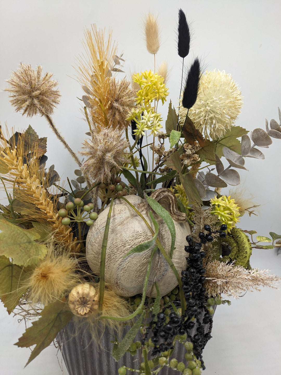 Herbstgesteck Kürbis Gräser creme schwarz