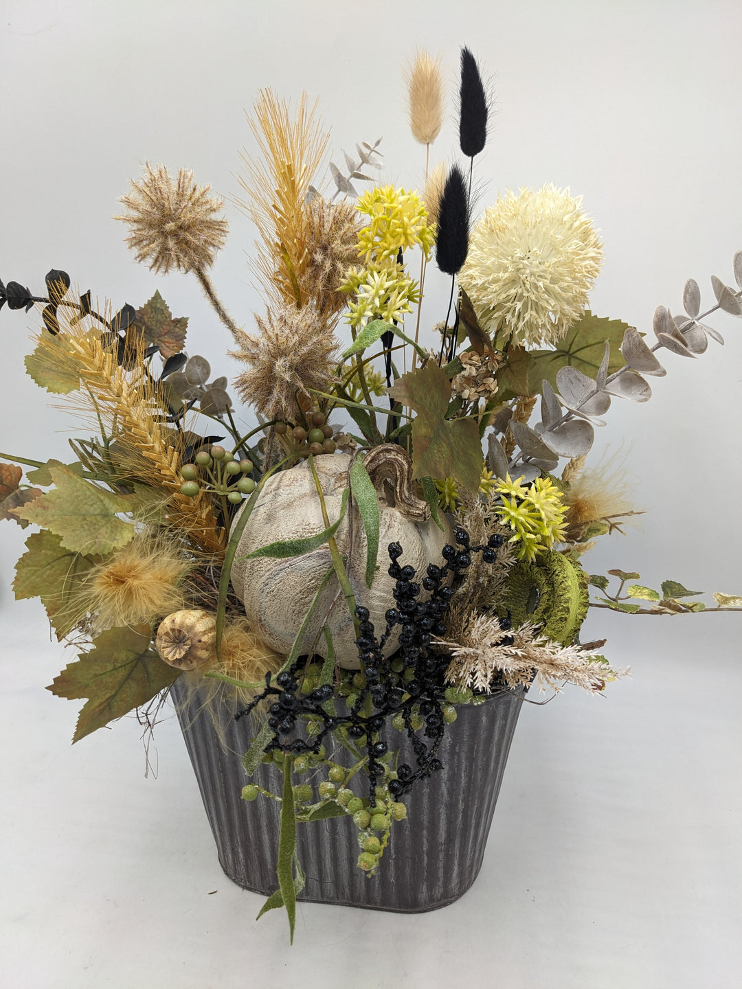 Herbstgesteck Kürbis Gräser creme schwarz