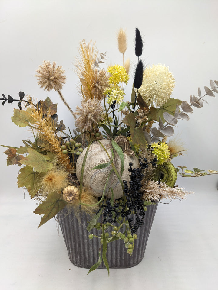 Herbstgesteck Kürbis Gräser creme schwarz
