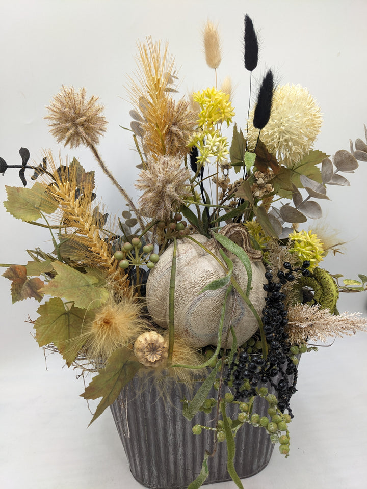 Herbstgesteck Kürbis Gräser creme schwarz