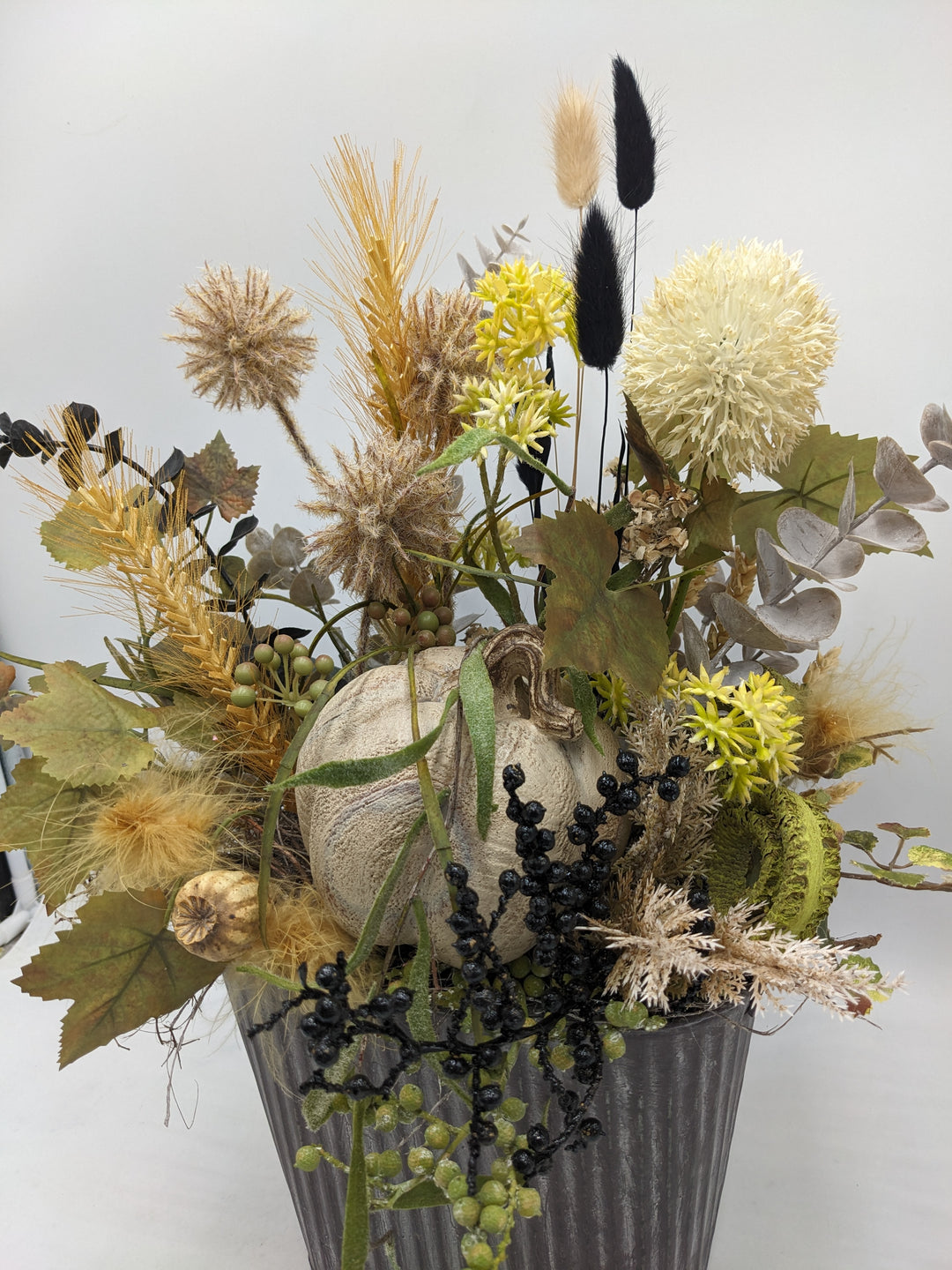 Herbstgesteck Kürbis Gräser creme schwarz