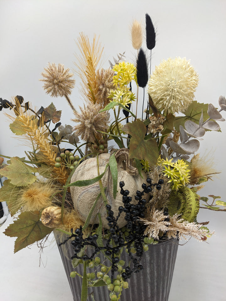 Herbstgesteck Kürbis Gräser creme schwarz