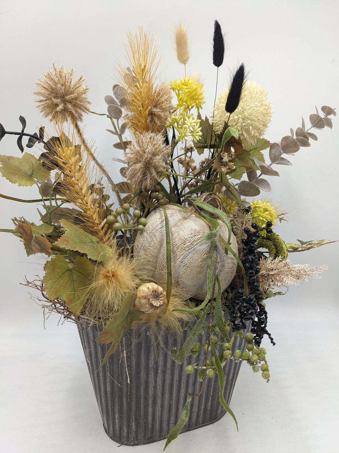 Herbstgesteck Kürbis Gräser creme schwarz