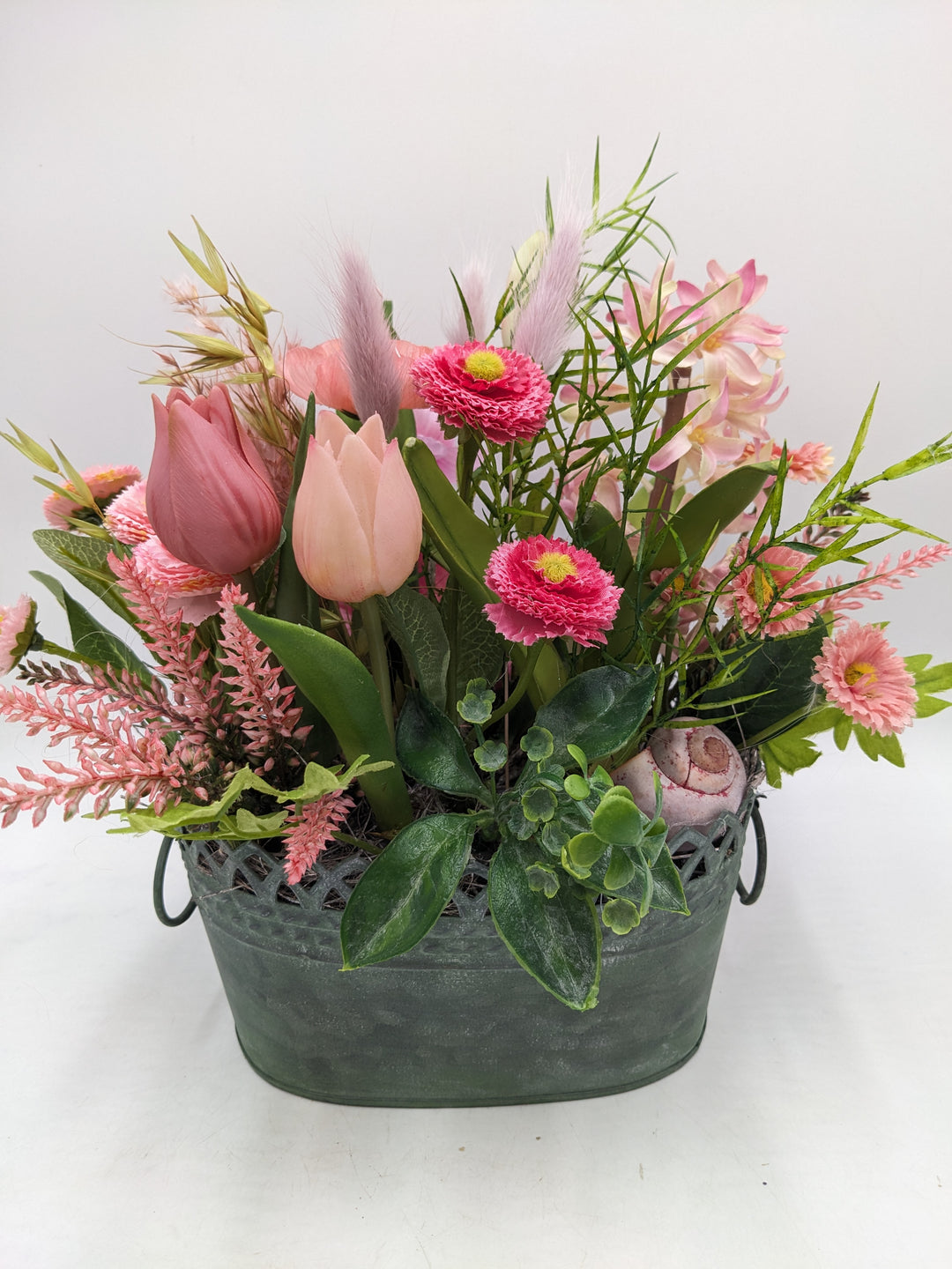Frühlingsgesteck Bellis Tulpen Gräser rosa