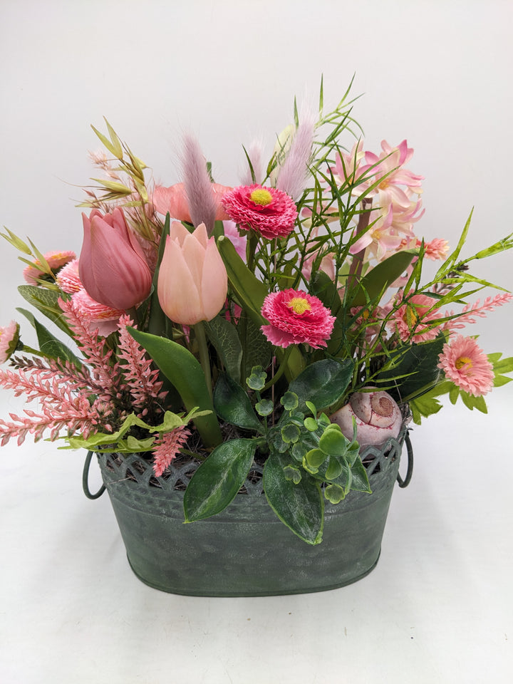 Frühlingsgesteck Bellis Tulpen Gräser rosa