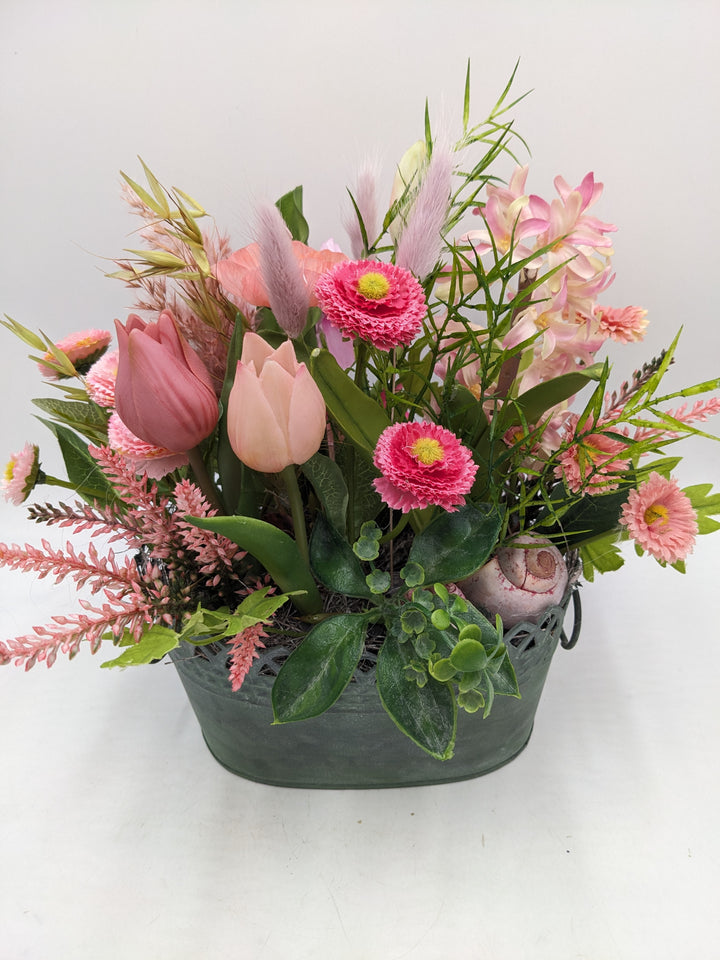 Frühlingsgesteck Bellis Tulpen Gräser rosa