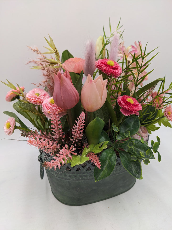 Frühlingsgesteck Bellis Tulpen Gräser rosa