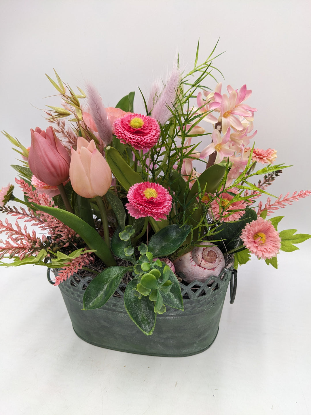 Frühlingsgesteck Bellis Tulpen Gräser rosa