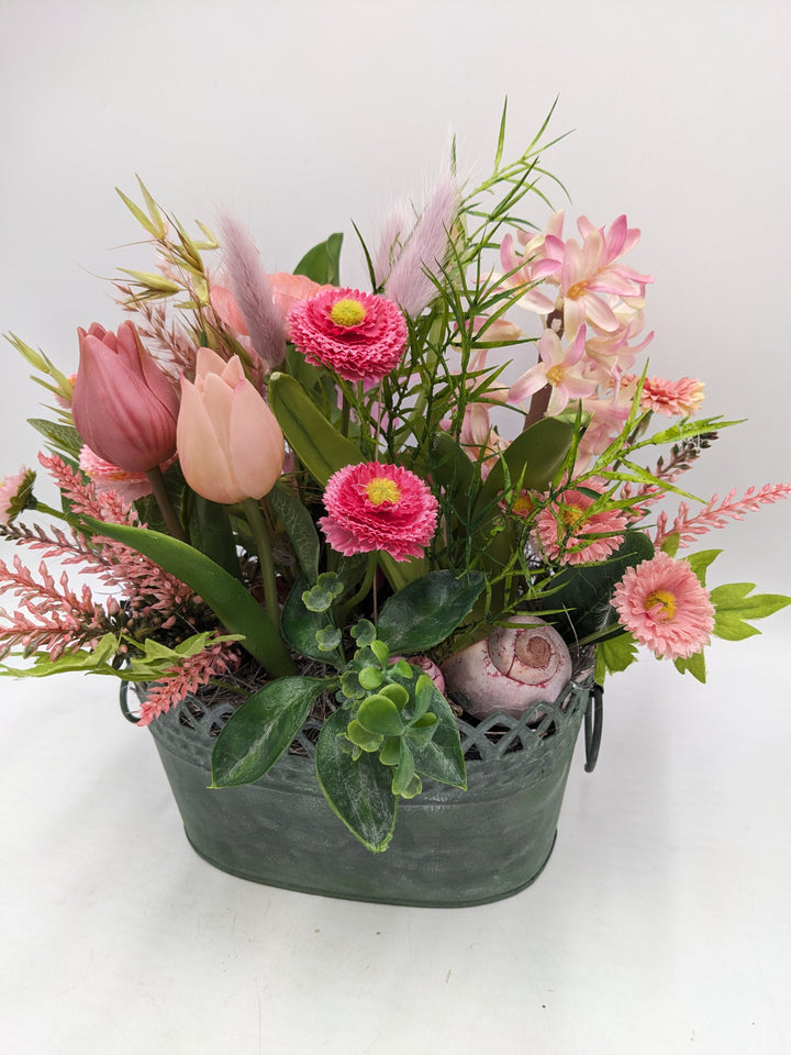 Frühlingsgesteck Bellis Tulpen Gräser rosa