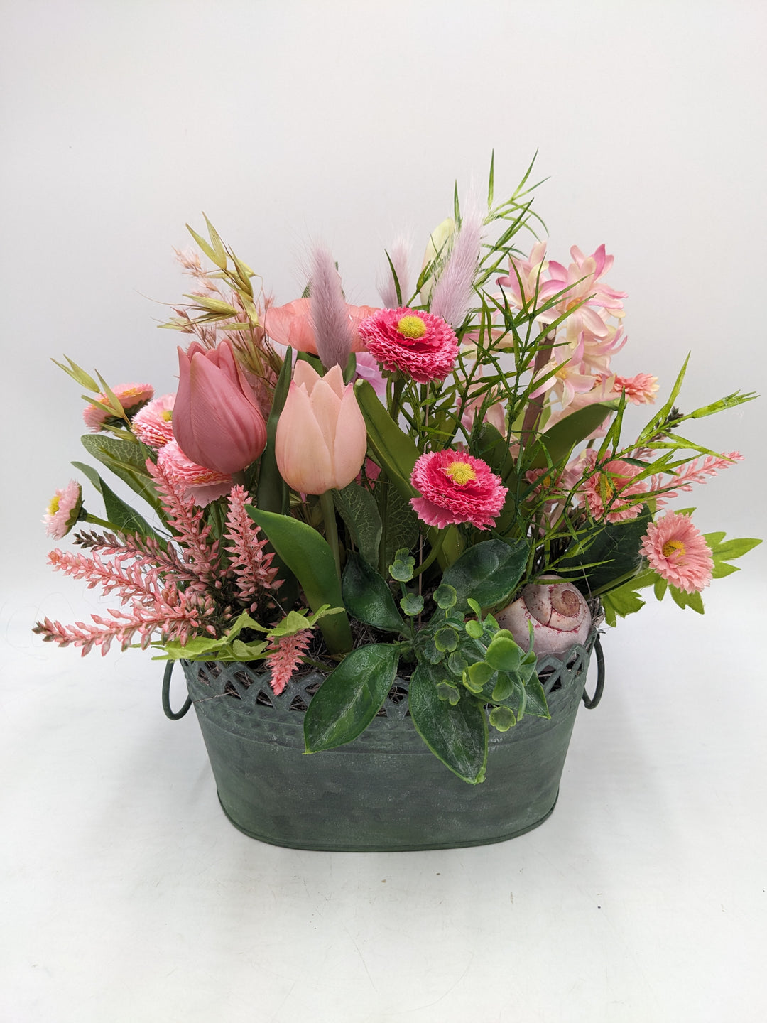Frühlingsgesteck Bellis Tulpen Gräser rosa