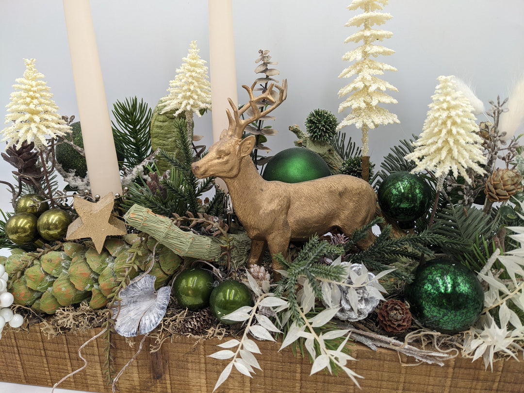 Weihnachtsgesteck Hirsch Bäume creme