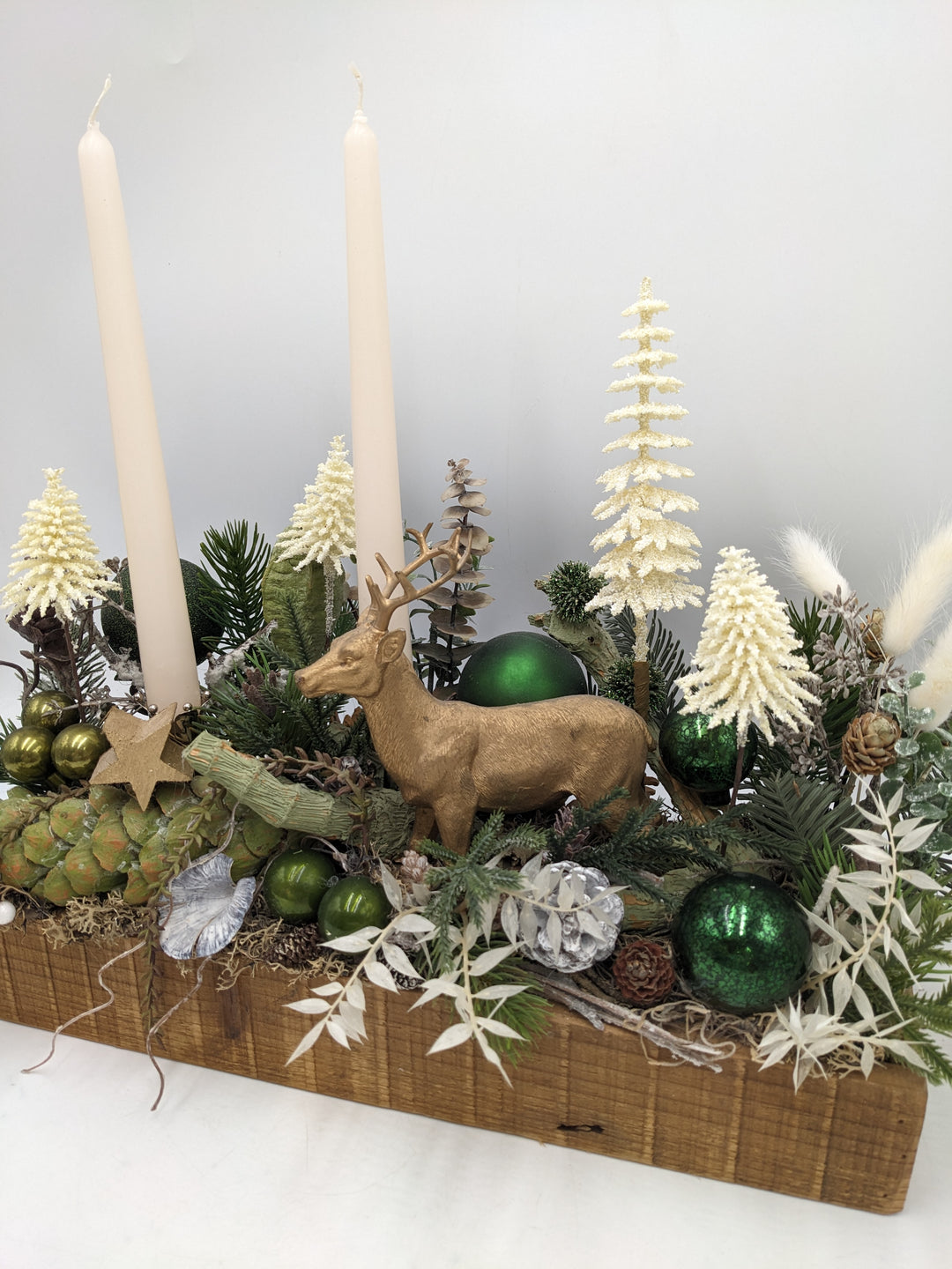 Weihnachtsgesteck Hirsch Bäume creme