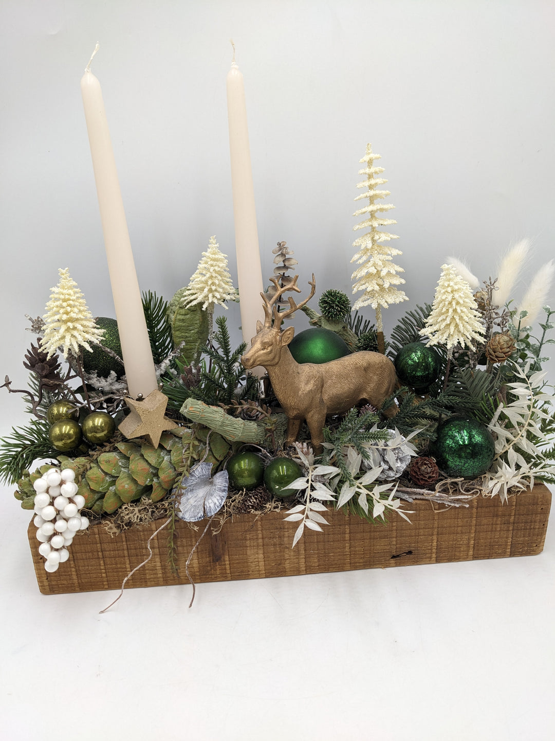 Weihnachtsgesteck Hirsch Bäume creme