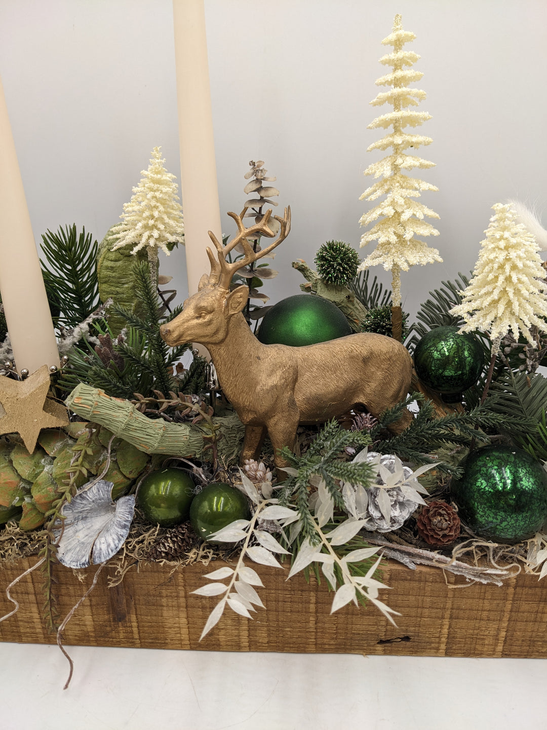 Weihnachtsgesteck Hirsch Bäume creme