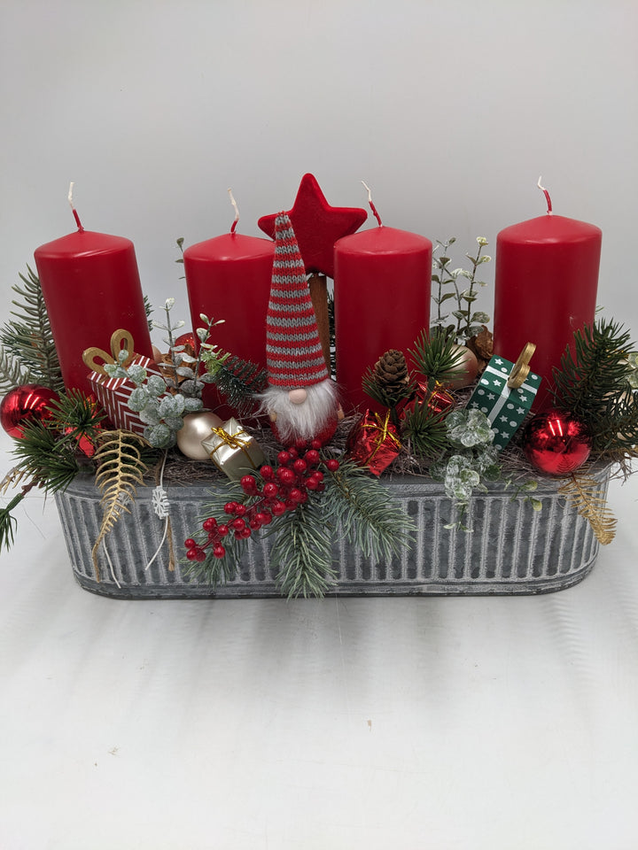 Adventsgesteck Wichtel Geschenke rot
