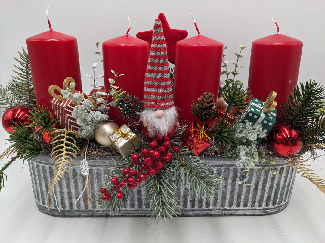 Adventsgesteck Wichtel Geschenke rot