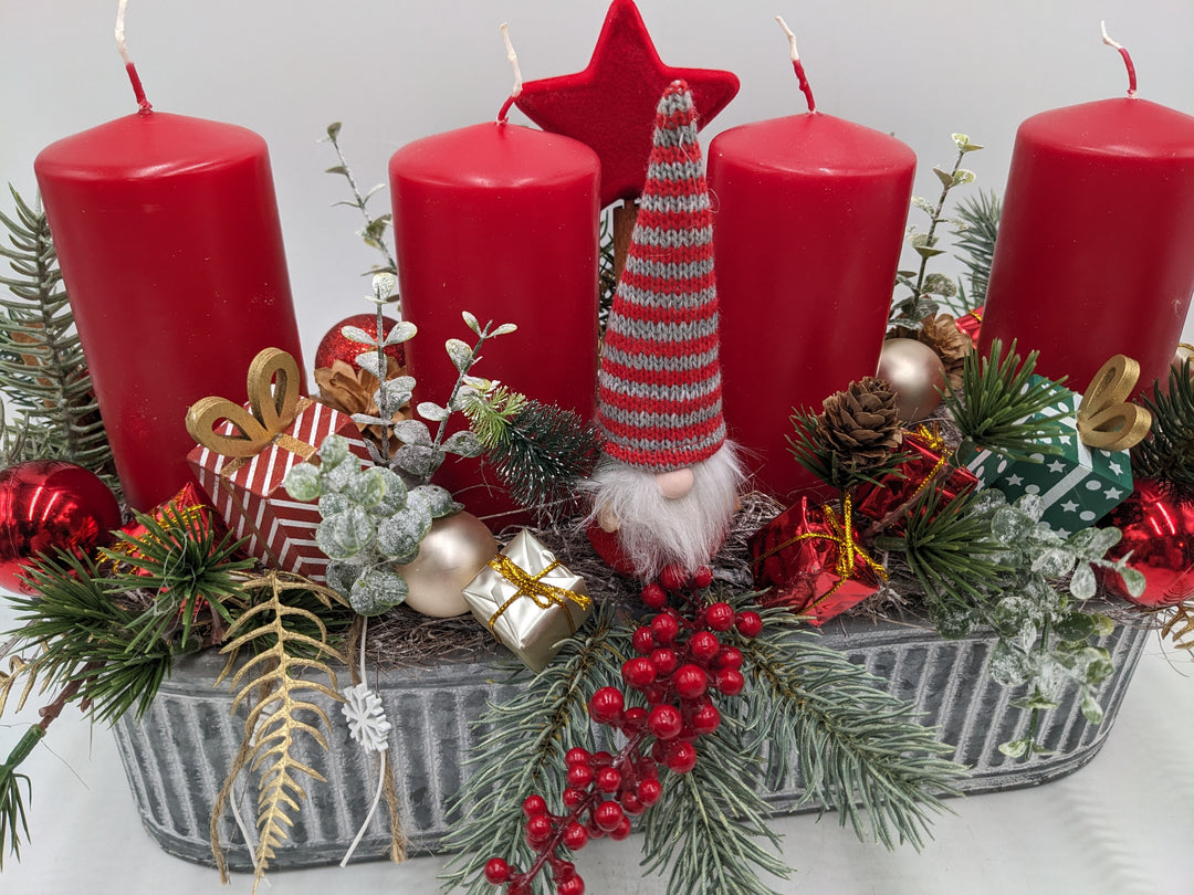 Adventsgesteck Wichtel Geschenke rot