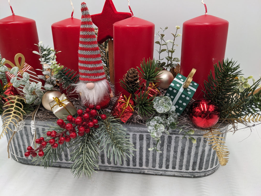 Adventsgesteck Wichtel Geschenke rot