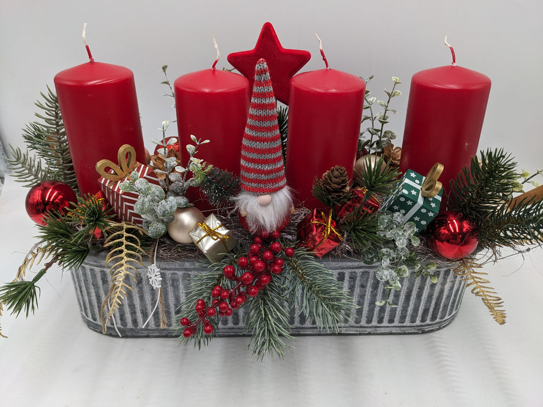 Adventsgesteck Wichtel Geschenke rot