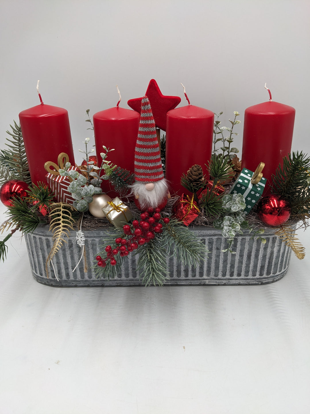 Adventsgesteck Wichtel Geschenke rot