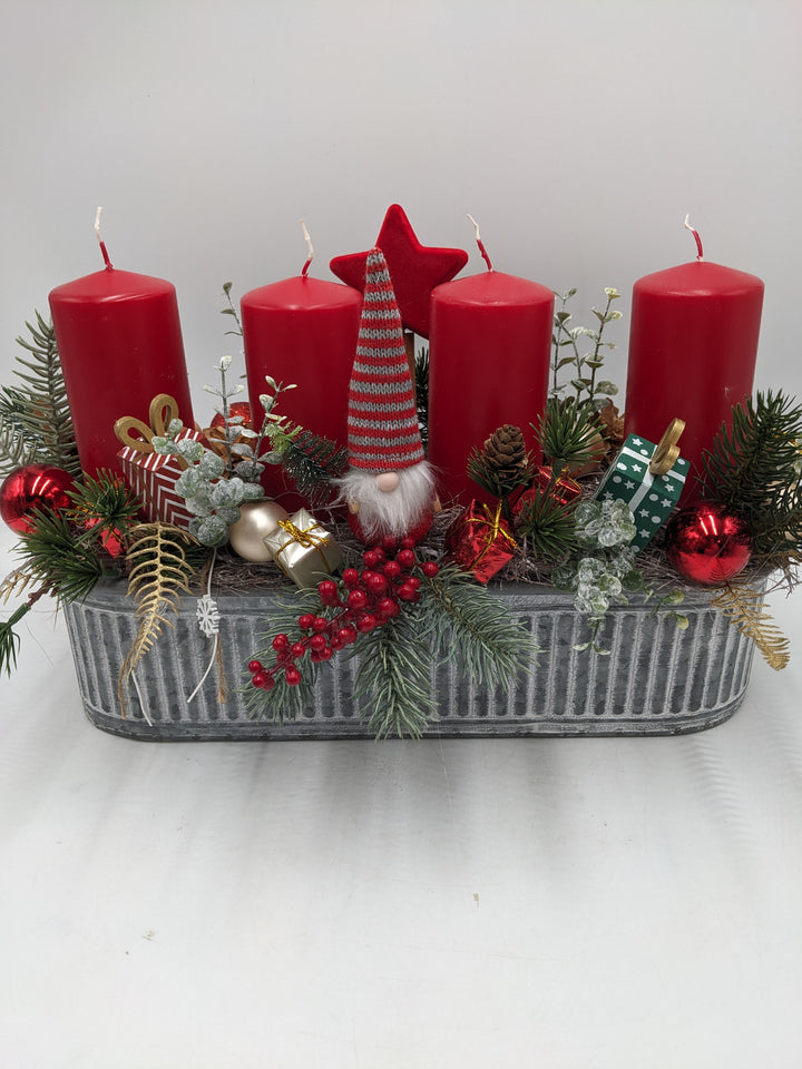 Adventsgesteck Wichtel Geschenke rot