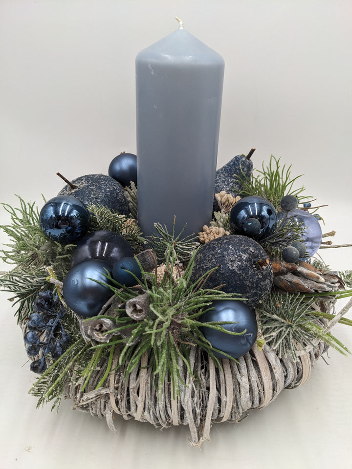 Weihnachtsgesteck Beeren Äpfel blau