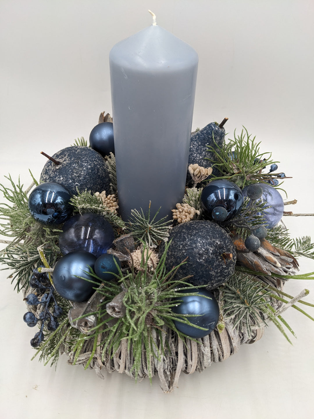 Weihnachtsgesteck Beeren Äpfel blau