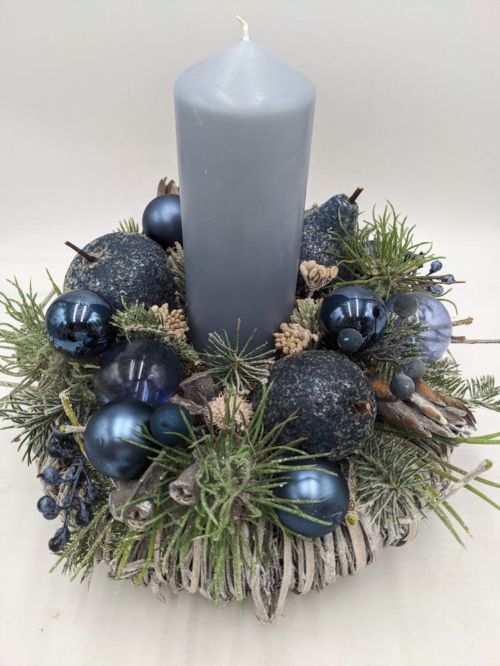 Weihnachtsgesteck Beeren Äpfel blau