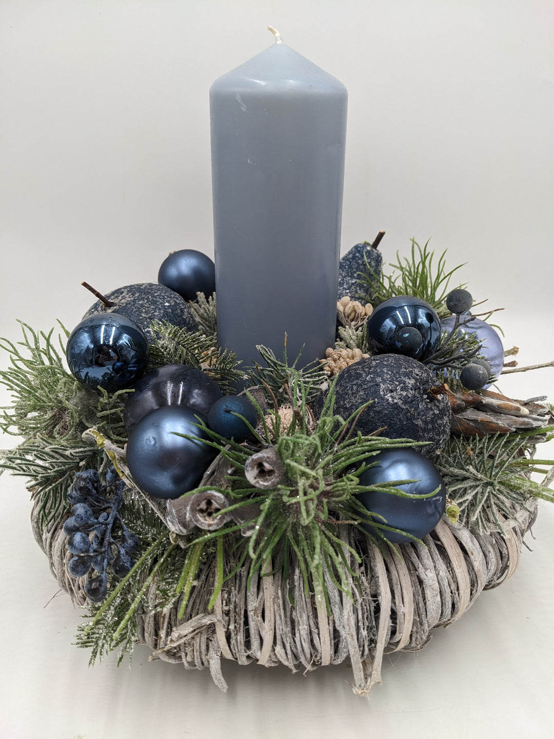 Weihnachtsgesteck Beeren Äpfel blau